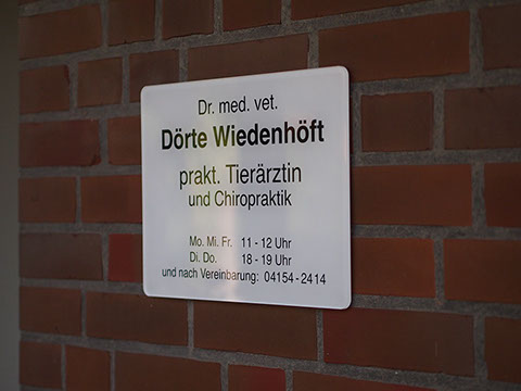 Immer im Einsatz für Sie und Ihr Pferd. Tierärztin Dörte Wiedenhöft bietet 24h Stunden Bereitschaftsdienst an.